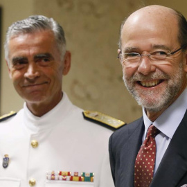El secretario de Estado de Defensa, Pedro Argüelles Salaverría (derecha), junto al Jefe del Estado Mayor de la Defensa, el almirante Fernando García Sánchez (izquierda), momentos antes de su comparecencia este jueves en la Comisión de Presu