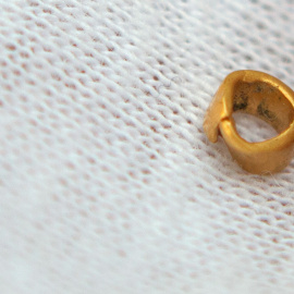 Una pieza de oro de 0,15 gramos descubierta en Bulgaria, la más antigua del mundo.  REUTERS/Dimitar Kyosemarliev