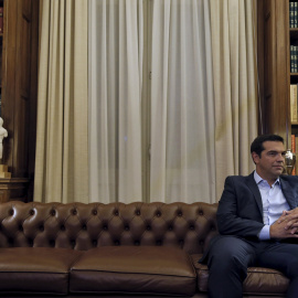 El primer ministro griego Tsipras, sentado en un sofá antes de comunicar al jefe de Estado su dimisión, en Atenas (Grecia). REUTERS