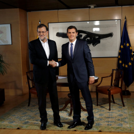 El presidente del Gobierno en funciones, Mariano Rajoy, y el líder de Ciudadanos, Albert Rivera, posan para las cámaras antes de su tercera reunión tras las elecciones del 26-J. REUTERS/Susana Vera