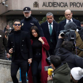 Cristiano Ronaldo, junto a su pareja Georgina Rodríguez, a la salida este martes a la Audiencia Provincial de Madrid/EFE