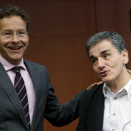 El presidente del Eurogrupo, el holandés  Jeroen Dijsselbloem, con el ministro de Finanzas griego, Euclides Tsakalotos, en la reunión en Bruselas en la que se dió el visto bueno al tercer rescate. REUTERS/Francois Lenoir