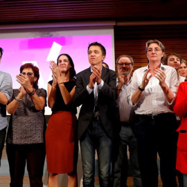 El portavoz de Más Madrid en el Parlamento regional, Íñigo Errejón, junto a la coportavoz del grupo, Rita Maestre, entre otros. - EFE