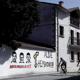 Una pintada en Alsasua sobre los jóvenes condenados por la Audiencia Nacional por la pelea con dos guardias civiles.EFE/Jesus Diges