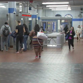 La entrada de una estación de tren de cercanías de Filadelfia (EEUU).