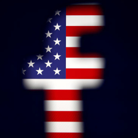 En esta ilustración, se muestra un logotipo de Facebook impreso frente a una bandera de EEUU. / Reuters