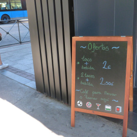 26/09/2019 - Pizarra donde se muestra el reclamativo que usa una casa de apuestas del barrio madrileño de carabanchel. / MARÍA DUARTE