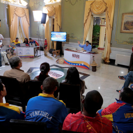 El presidente de Venezuela, Nicolas Maduro, durante su programa de televisión semanal 'En contacto con Maduro', en el Palacio de Miraflores. REUTERS