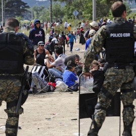 La Policía macedonias custodia la frontera con Grecia tras la llegada de miles de inmigrantes./ REUTERS