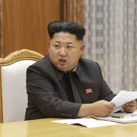 Kim Jong Un, en la reunión de emergencia de la Comisión Militar Central del Partido del Trabajo de Corea en la que ha declarado el estado de preguerra. REUTERS