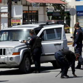 Policías inspeccionan la escena de un crimen en Ciudad Juárez México. REUTERS