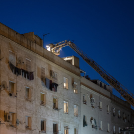 Los bomberos de la Generalitat de Catalunya buscan a los tres fallecidos en el derrumbe del edificio de Badalona, a 7 de febrero de 2024.