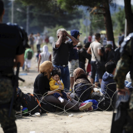 La policía de Macedonia ha lanzado este viernes granadas aturdidoras y gases lacrimógenos contra los refugiados que intentaban atravesar el paso fronterizo con Grecia./ REUTERS