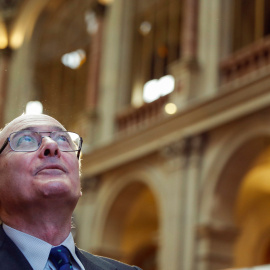 El gobernador del Banco de España, Luis María Linde,en la Bolsa de Madrid, en la entrega de los premios a los 100 Mejores Financieros del año que otorga Actualidad Económica, en colaboración con KPMG. EFE/Emilio Naranjo