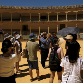 Un grupo de turistas asiáticos visita la plaza de toros de Ronda (Málaga). REUTERS/Jon Nazca