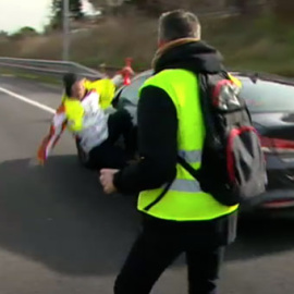 Momento en el que el taxista herido se golpea contra el suelo. - ATLAS