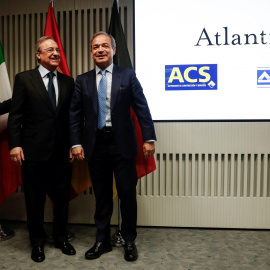 El presidente de ACS, Florentino Pérez (c); el consejero delegado de Atlantia, Giovanni Castelluci (i), y el presidente de Hochtief, Marcelino Fernández Verdes (d), durante la rueda de prensa para explicar los detalles de su oferta conjunta