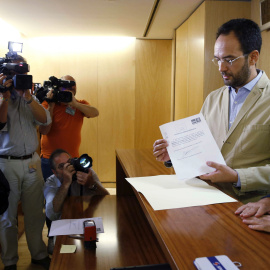 Los diputados del PSOE Antonio Hernando (i) y Pedro Saura (d) han presentado hoy una enmienda a la totalidad de los Presupuestos Generales del Estado (PGE) 2016. EFE/Sergio Barrenechea