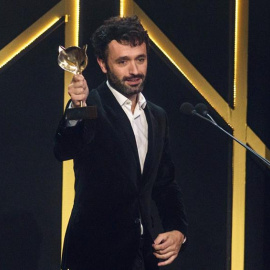 El director Rodrigo Sorogoyen con el premio a mejor dirección por la película el Reino, en la gala de los Premios Feroz 2019. - EFE