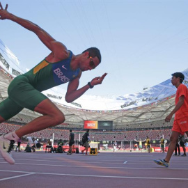 El vallista brasileño Hugo de Sousa, durante un entrenamiento en el estadio del Nido del Pájaro, donde tendrá lugar el Campeonato del Mundo de Atletismo. EFE/Lavandeira jr