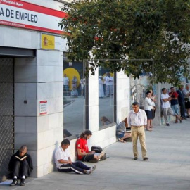 Numerosas personas hacen cola ante una oficina de empleo en Madrid.- EFE/Archivo