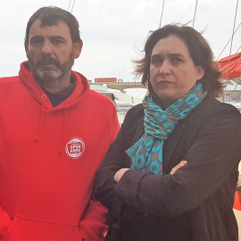 El fundador y director de la ONG Proactiva Open Arms, Oscar Camps, junto a la alcaldesa de Barcelona, Ada Colau. EUROPA PRESS