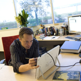 El empresario trabajando en su despacho de SpaceX. / OnInnovation.