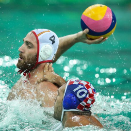 El español Ricard Alarcon Tevar  lanza el balón ante la marca del croata Ivan Krapic durante un partido de waterpolo masculino entre España y Croacia en Río 2016. EFE/Fernando Bizerra Jr.