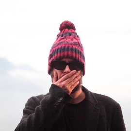 El músico catalán Martí Perarnau IV se lleva la mano a la boca ataviado con un gorrito pretendidamente naíf.- LA TRINCHERA