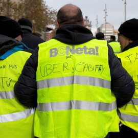 Centenares de taxistas cortan la plaza de España de Barcelona durante el quinto día de huelga indefinida del sector. - EFE