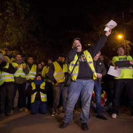El portaveu d'Elite Taxi, Tito Álvarez, explica els resultats de la reunió amb el conseller Calvet. EFE / QUIQUE GARCÍA