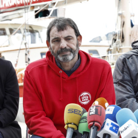 El fundador i director de l'ONG Proactiva Open Arms, Òscar Camps, amb l'alcaldessa de Barcelona, Ada Colau.
