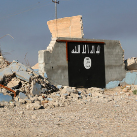 Bandera del Estado Islámico, en una casa derruida en Siria.  REUTERS/ Thaier Al-Sudani