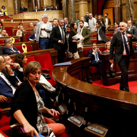 26/09/2019.- El diputado de Ciudadanos Carlos Carrizosa (d) abandona el debate de política general en el Parlament tras ser expulsado, después de una tensa bronca entre diputados independentistas y la bancada de Ciudadanos. / EFE QUIQUE GAR