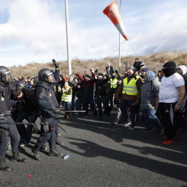 Los taxistas madrileños se concentran frente a una de las entradas del recinto donde se inaugura la feria mundial de turismo Fitur. (JAVIER LIZÓN | EFE)