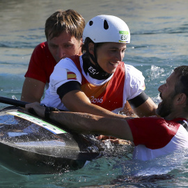 Chourraut se abraza con su entrenador Xabi Etxaniz al conocer que era campeona olímpica. /REUTERS