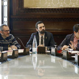 El presidente de la cámara catalana, Roger Torrent (c), acompañado del vicepresidente primero, Josep Costa (2i) (JxCat), Eusebi Campedrós (i) (JxCat), José María Espejo-Saavedra (4i) (Ciutadans) y David Pérez (PSC) (d). /EFE