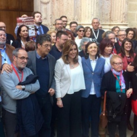 Representantes políticos y familiares posaban en el Parlamento de Andalucía cuando se aprobó la Ley de Memoria Democrática.