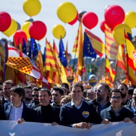 El presidente de Ciudadanos (Cs), Albert Rivera (c) junto al ex primer ministro socialista francés Manuel Valls (c-i) durante la manifestación de Societat Civil Catalana (SCC). /EFE