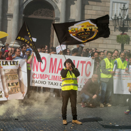 En Barcelona, un millar de taxistas ha iniciado una marcha lenta a pie desde la Plaza Catalunya hasta la sede de la Consellería de Territorio | EFE