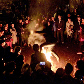 En EEUU viven entre medio millón y un millón y medio de ciudadanos de origen iraní. Incluso en Los Ángeles hay un barrio conocido como Tehrangeles. Jóvenes estadounidenses de origen iraní celebrando el Chaharshanbe suri.