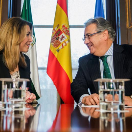 La presidenta de la Junta de Andalucía, Susana Díaz, y el ministro del Interior, Juan Ignacio Zoido, conversan durante su reunión celebrada hoy en el Palacio de San Telmo en Sevilla. /EFE