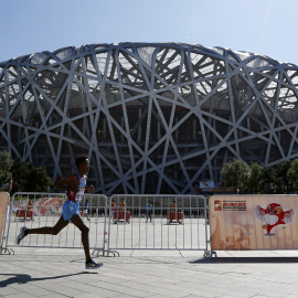 El eritreo Ghirmay Ghebreslassie a punto de entrar en el estadio olímpico de Berlín, donde ha logrado la medalla de oro en la prueba de martatón. REUTERS/Phil Noble