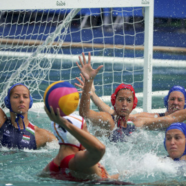 Un momento del partido entre España y Hungría de waterpolo femenino. /REUTERS