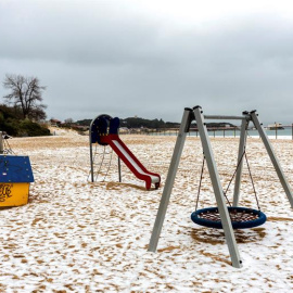Playa de los Peligros, en la bahía de Santander, tras una intensa granizada que ha provocado inundaciones en varias puntos de la ciudad, calles cubiertas de hielo y ha dificultado el tráfico. EFE/Román G. Aguilera