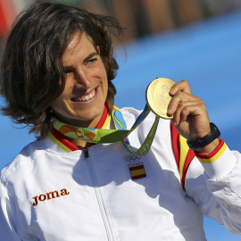 Maialen Chourraut sonríe con la medalla de oro al cuello en K1 slalom. /REUTERS