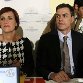 María Chivite, líder del PSN, y Pedro Sánchez, líder del PSOE, en un desayuno informativo. EFE/Archivo