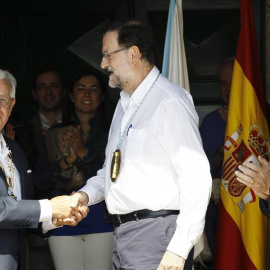 El presidente del Gobierno, Mariano Rajoy (c), durante el acto en la localidad lucense de Portomarín, donde ha sido nombrado hoy Caballero de la Real Orden Serenísima de la Alquitara. EFE/Eliseo Trigo