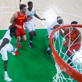 Ricky Rubio intenta anotar ante Nigeria./ EFE