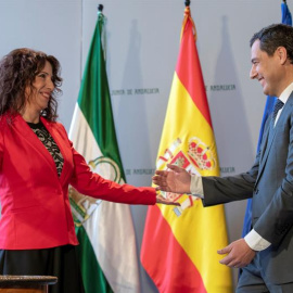 22/01/2019.- La nueva consejera de Igualdad, Políticas Sociales y Conciliación, Rocío Ruiz (Cs), durante el acto de toma de posesión de su cargo es felicitada por el presidente de la Junta de Andalucía, Juanma Moreno (d), hoy en el Palacio 